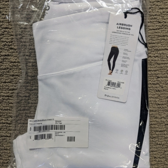 *NWT* Alo Yoga Airbrush Leggings, white/black - Picture 4 of 5